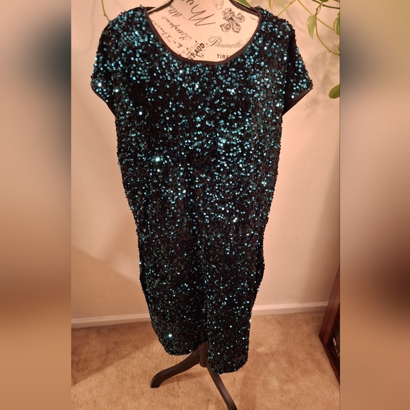CITY CHIC Sequin Party Dress Emerald Green & Black Mini Cap Sleeve Size 20 NWT - Picture 2 of 6